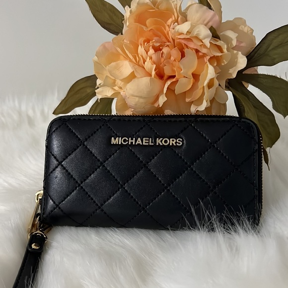 Michael Kors Handbags - Michael Kors Zippy Wallet Black